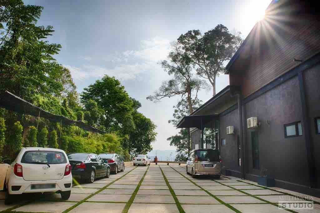 A Minimalist Chic Wedding With Pops Of Yellow At Eighty Seven Tanarimba The Wedding Notebook Magazine