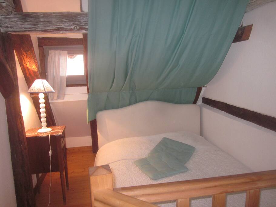 Une chambre cosy tout en haut de la "tour"
