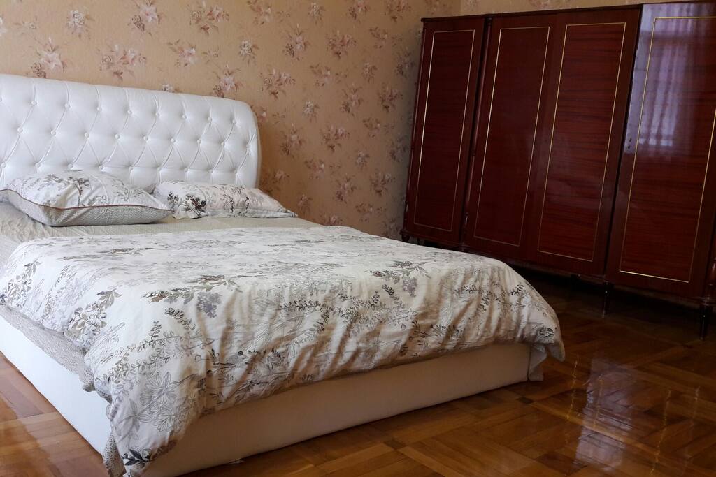 Большая комната ,с болконом с кондиционером,и с видом во двор