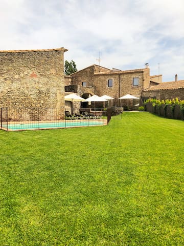 Masía del S.XVI con piscina y jardín en Ullastret gallery image 3