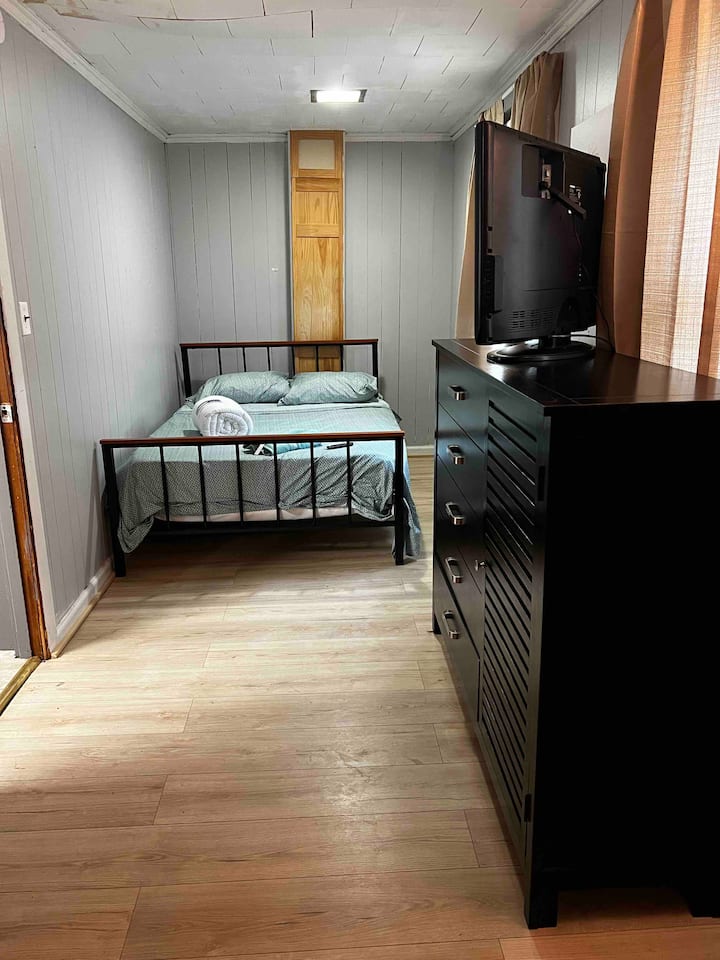 2号卧室可欣赏全景。 配备全尺寸蜜蜂的最小房间