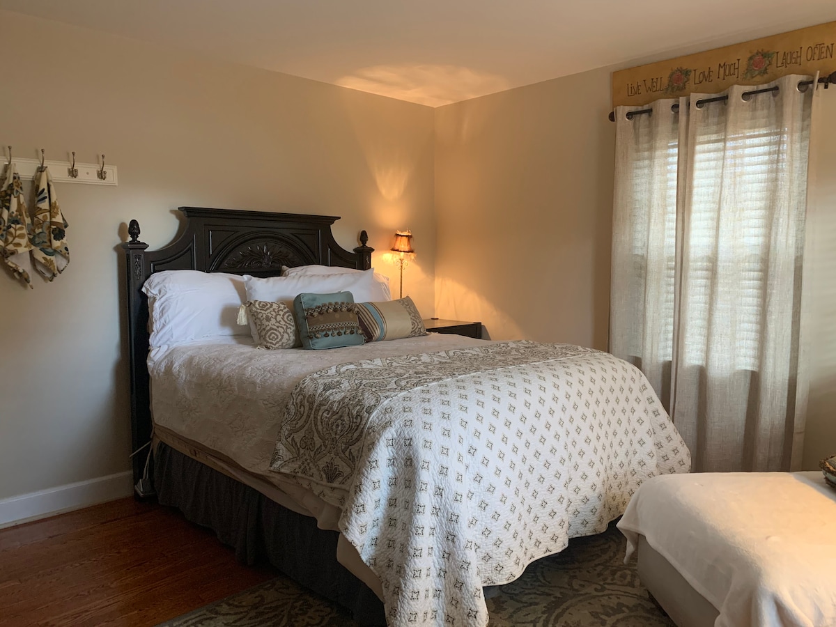 Gostinjska soba s udobnim madracem na vrhu jastuka.