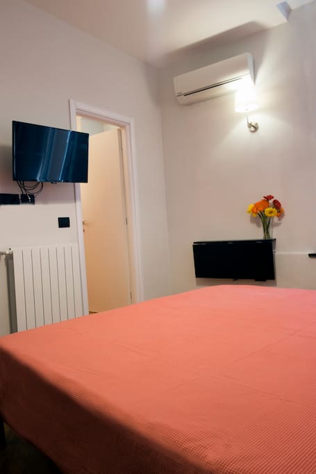 un comodo letto e tv via satellite