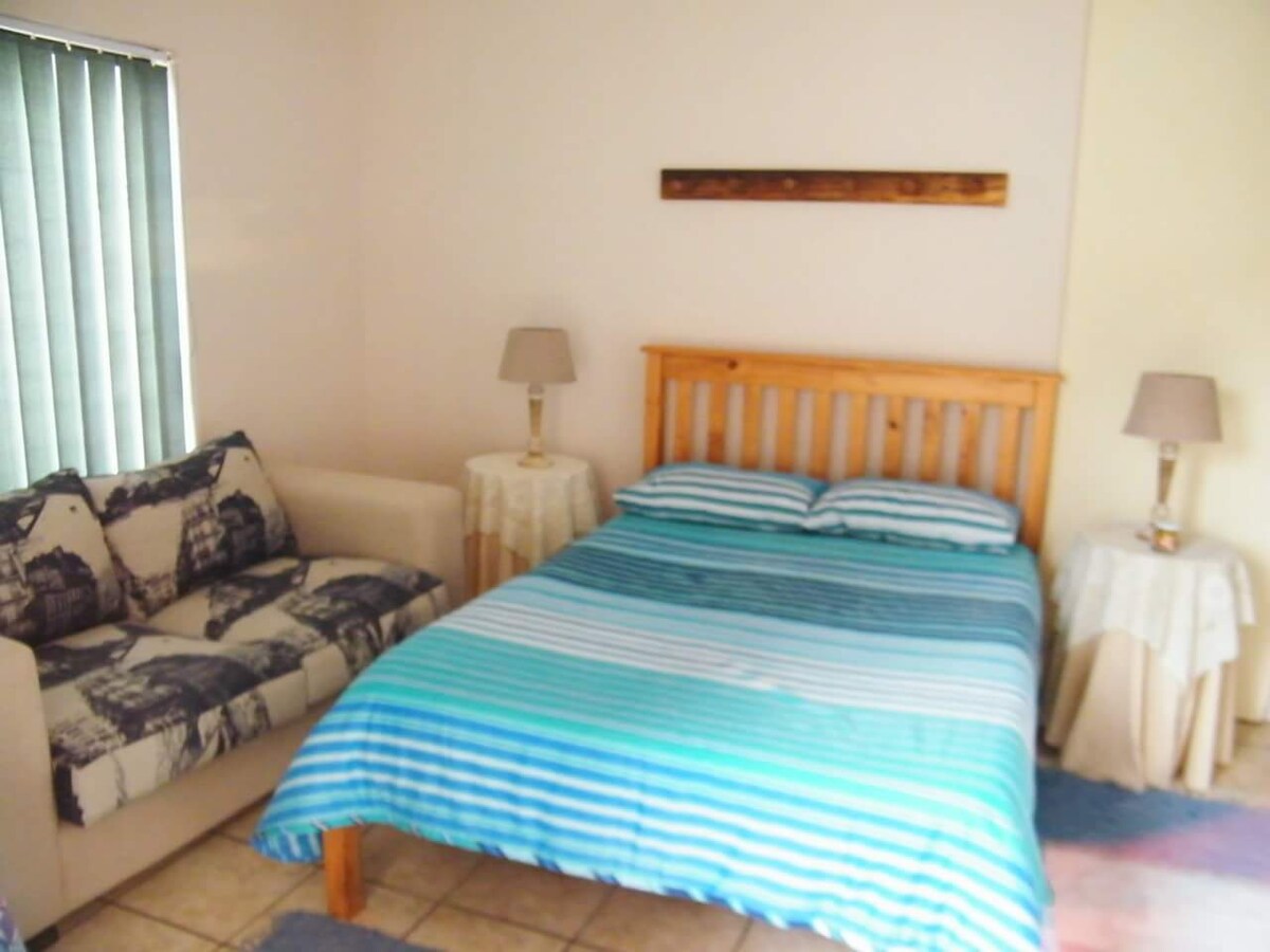 Amplio dormitorio principal con cama de hidromasaje y litera individual.