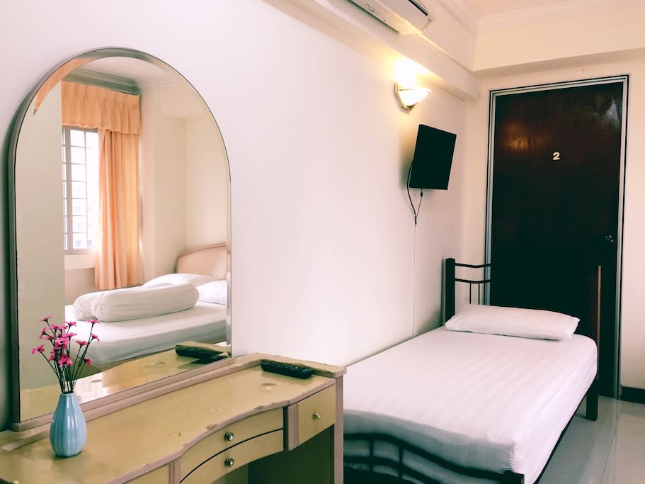 1 Queen sized bed and 1 single bed (bathroom, TV and AC inside)