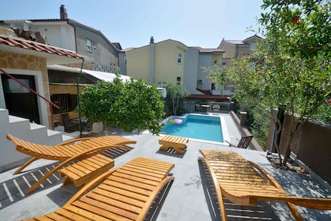 Popular Airbnb listing: Villa Vlade- from heated pool to beach in 1 minute in Općina Dugi Rat