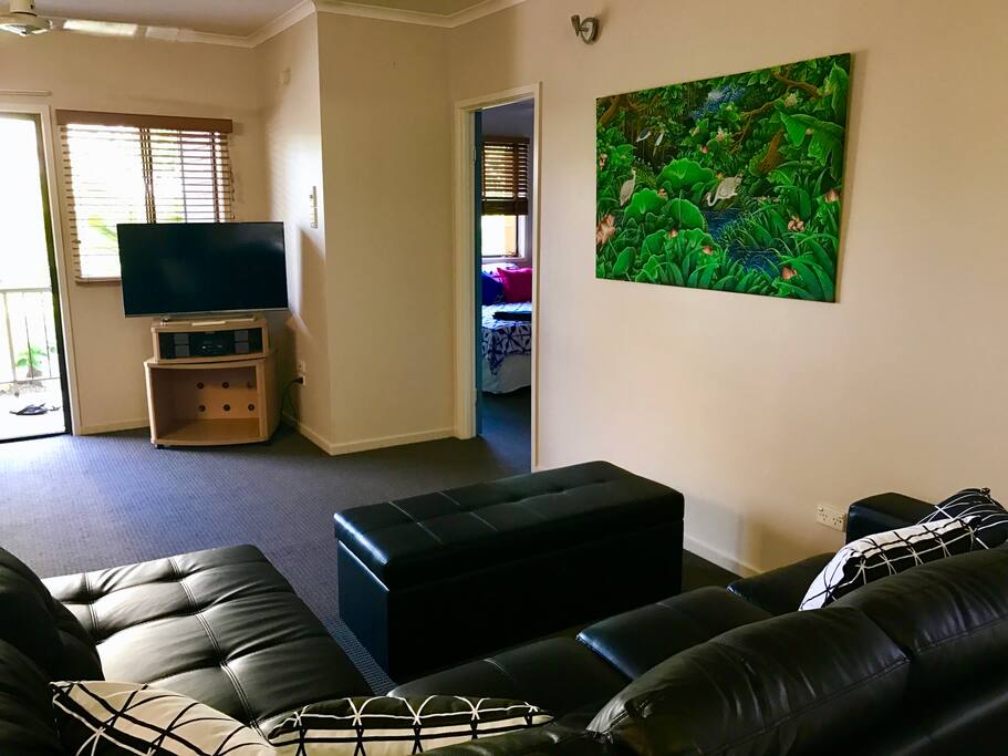 Spacious lounge with brand new leather corner lounge.