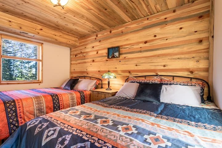 Spavaća soba u prizemlju s dva bračna kreveta i noćnim ormarićem 