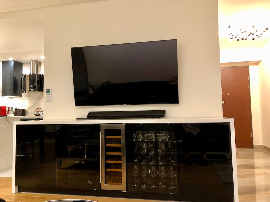 Entertainment set: smart TV, Blu Ray