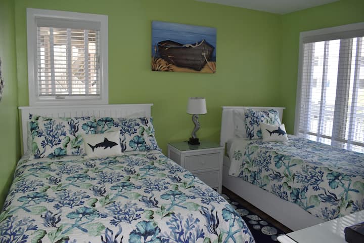 Guest Bedroom--Double and Twin Beds