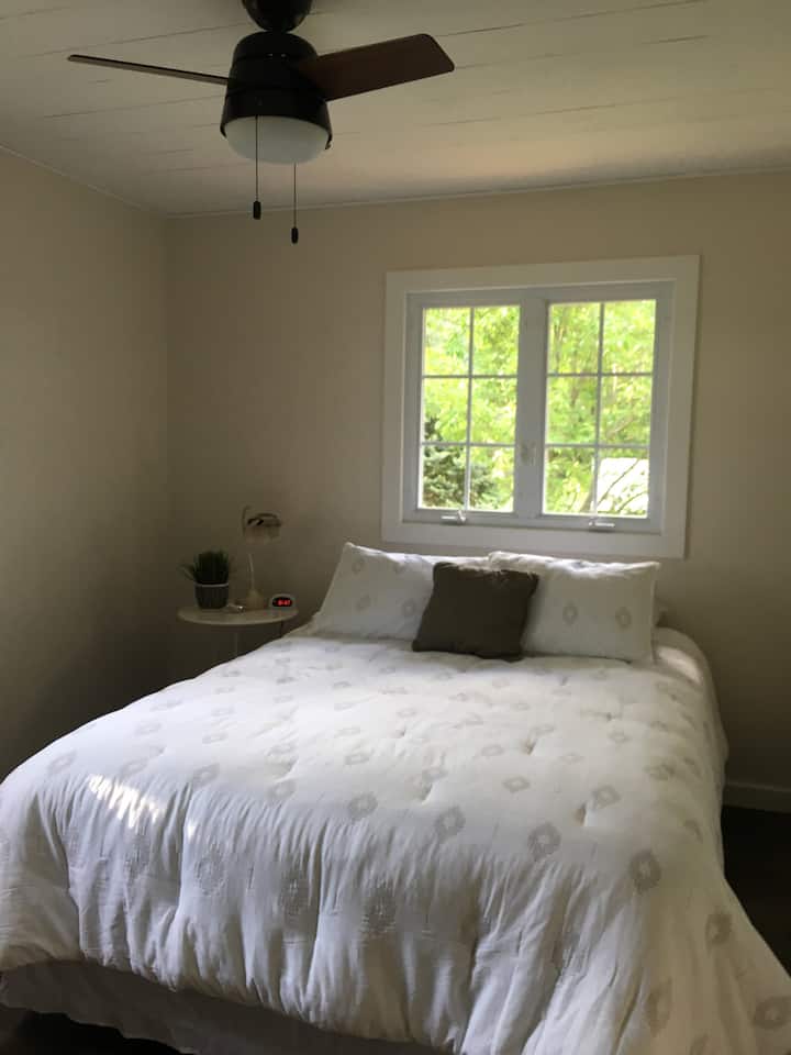 标准双人床卧室