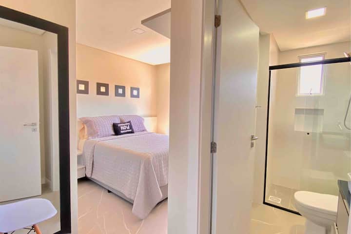 Suite con cama tamaño queen - TV inteligente - aire acondicionado. 