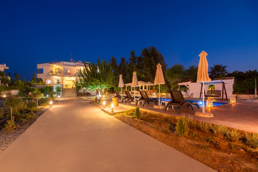 Villa am Abend mit Beleuchtung und Pool