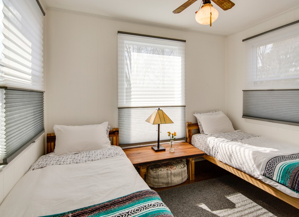 Trädgård sovrum med handgjorda två enkelsängar och ekbord. 