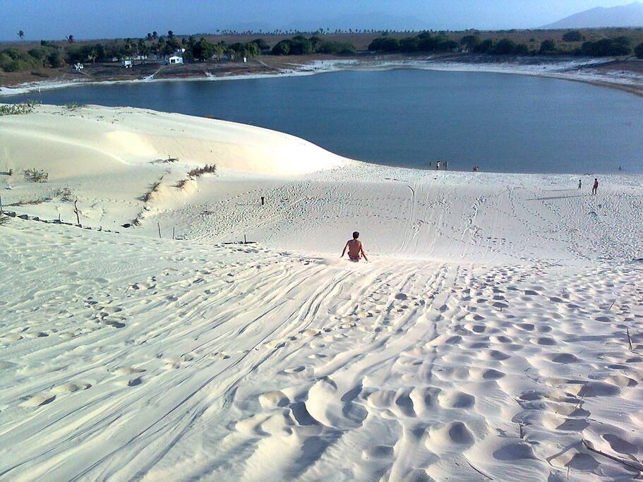 Esse lagoa com dunas fica atrás do Condominio. É lindo tem um skinbunda muito famoso e frequentado por turistas de toda parte do mundo.