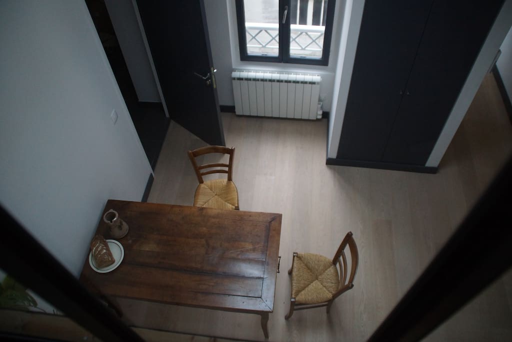 Le coin salle à manger, vu de la mezzanine où se trouvent les chambres