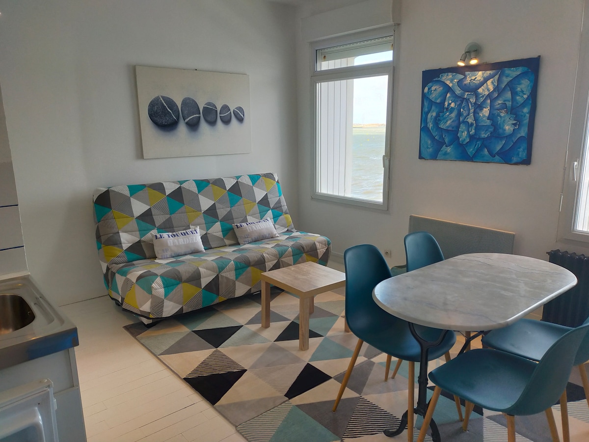 Top performing Airbnb: Apartment facing the sea, and close to NAUSICAA in Boulogne Sur Mer