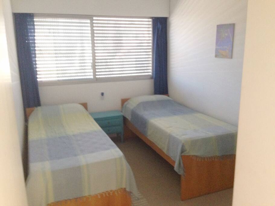 dormitorio con ventilador y luz a control remoto