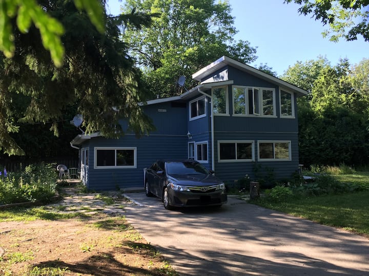 Charming Cottage near Lake Simcoe