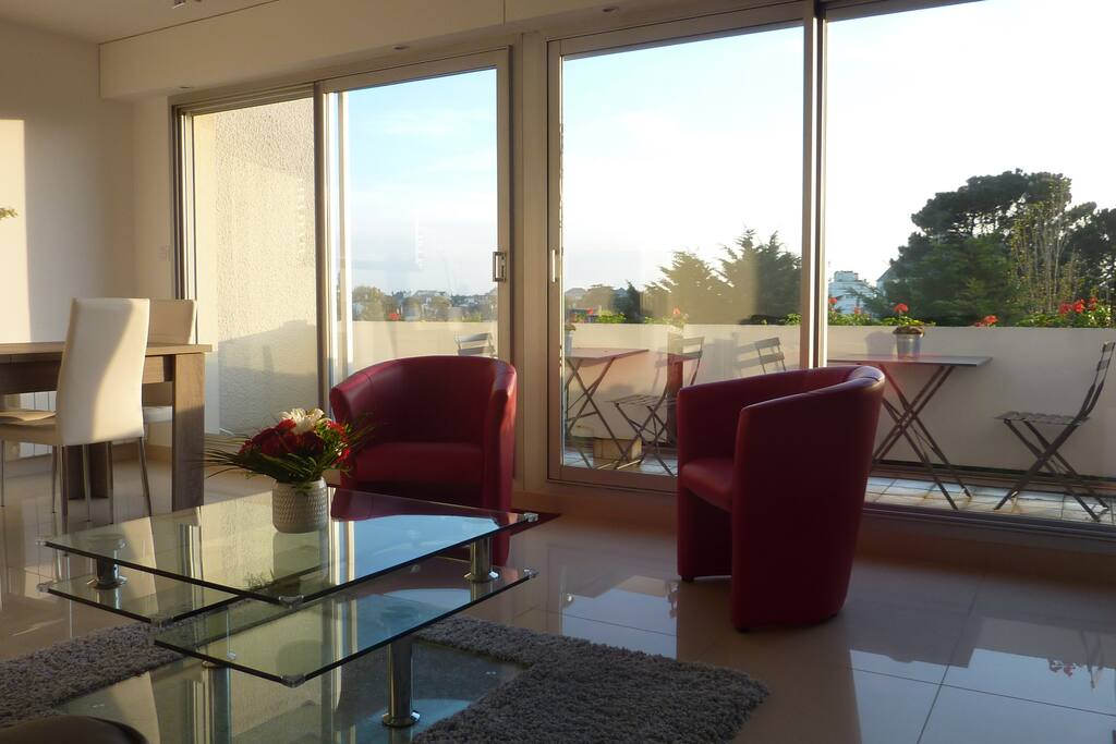 Vue du salon- séjour sur le grand balcon.