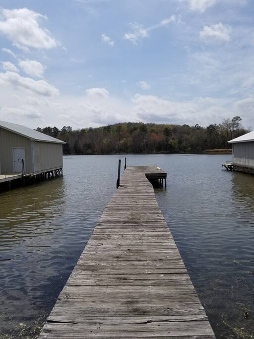 lake access dock 0.25 m away (5-10 min walk - 1 min drive)