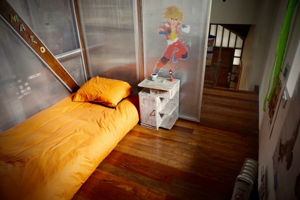 غرفة نوم فردية/ غرفة بسرير فردي - (مرتبة جيدة على الأرض / مرتبة مريحة على الأرض)