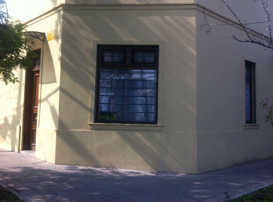 Sector residencial muy acogedor, muchos cafés y restaurantes cerca. Cerca del metro Santa Isabel y a pasos del Parque Bustamante.