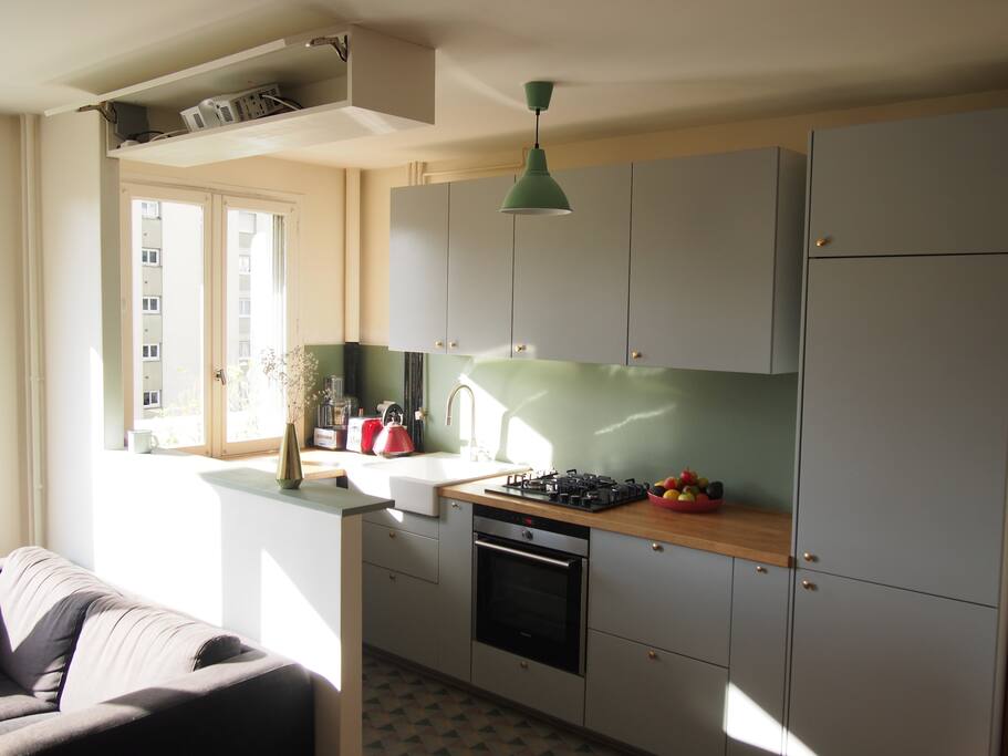 The kitchen. On the top, the film projector to watch movies in the living-room / La cuisine. En haut, le vidéoprojecteur pour regarder des films dans le salon