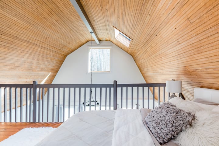 Ლოფტი იხსნება ქვემოთ მდებარე საცხოვრებელ სივრცეში და აქვს საკუთარი საწოლი, კომოდი, საკიდი, გათბობა/AC ბლოკი