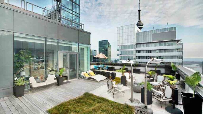 Luxury Penthouse lakeviewPool 2K’terrace fireplace gallery image 4