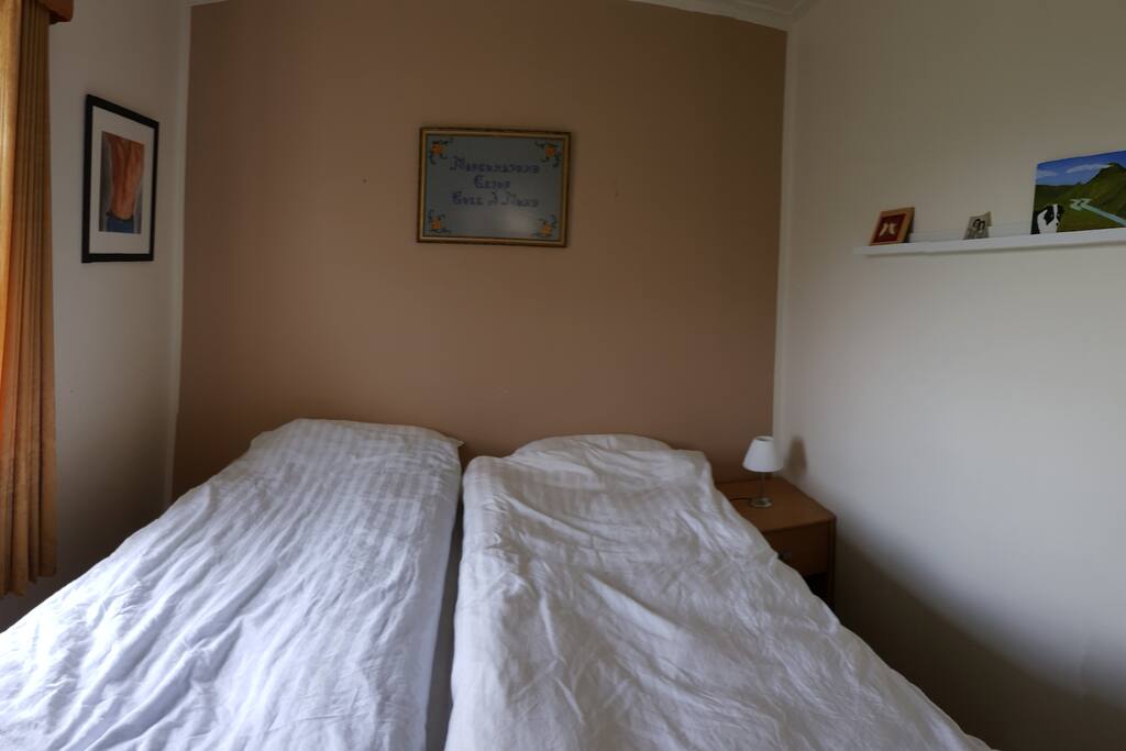 Room with 2 beds and window blinds, Herbergi með 2 rúmum og myrkvatjöld fyrir glugga.
