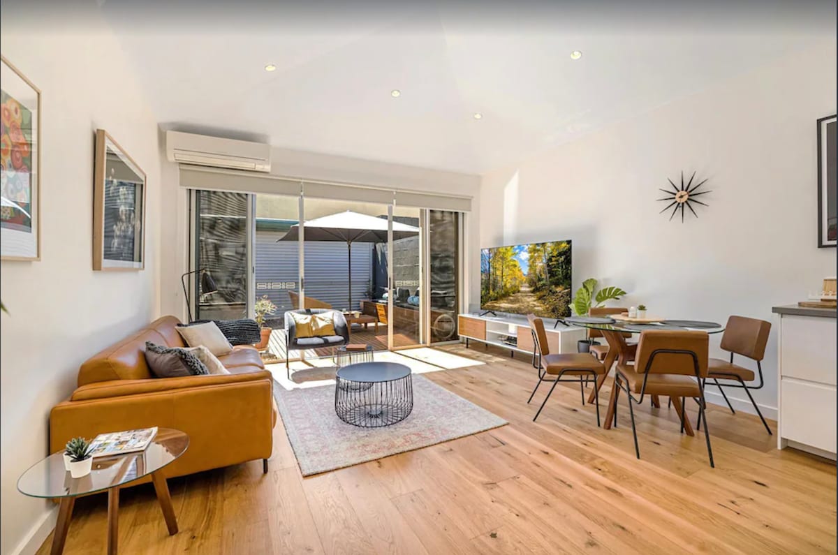 Top Airbnb: 2Bed House with BBQ Deck near Albert Park and City in South Melbourne