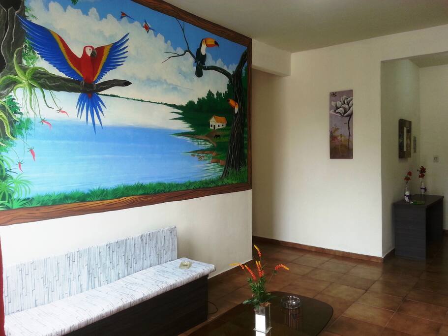 Sala com pintura na parede de artista de Parintins