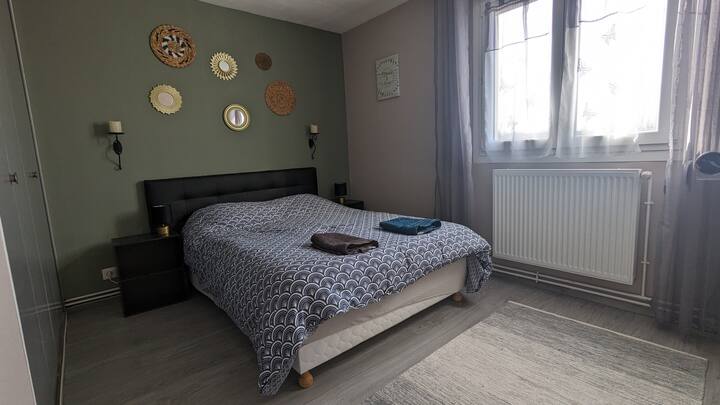 Habitación con una cama de 2 plazas 140x190 y 2 mesitas de noche con lámpara individual