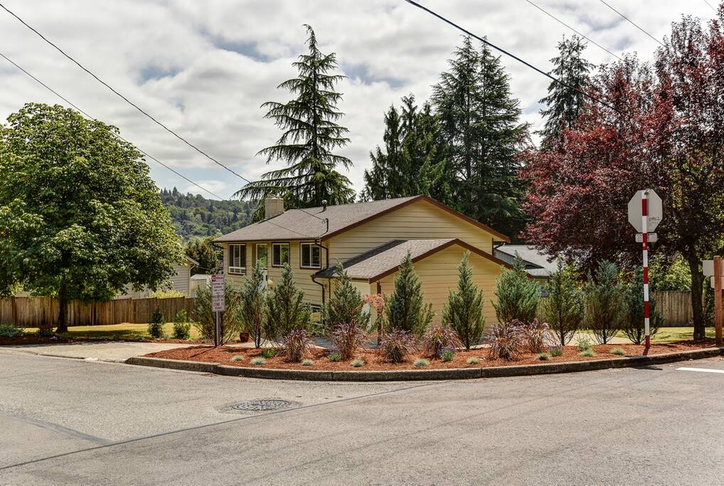Come relax and enjoy yourself in the historic Wilburton Neighborhood founded in 1904. A lot has changed but not this beautiful and peaceful neighborhood. Uber everywhere, hike, bike, run, relax close to everything 5 minutes to downtown by car. Near bus routes and freeway.