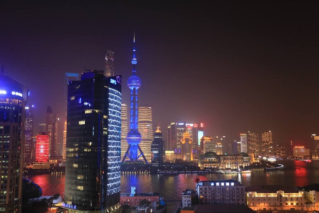 从主卧往外望的夜景