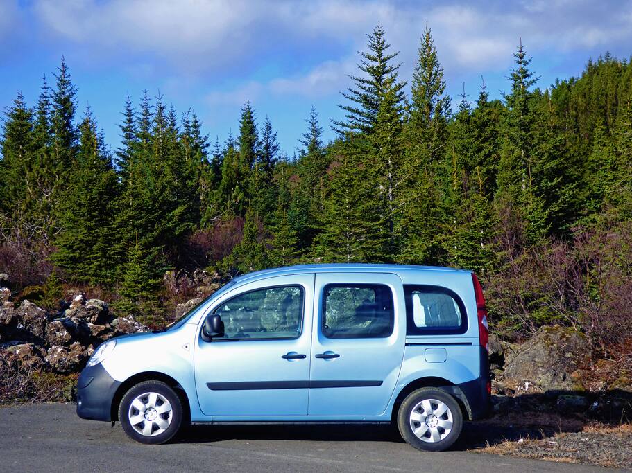 5 person manual transmission, mini camper with a sleeping system and a full kitchen.