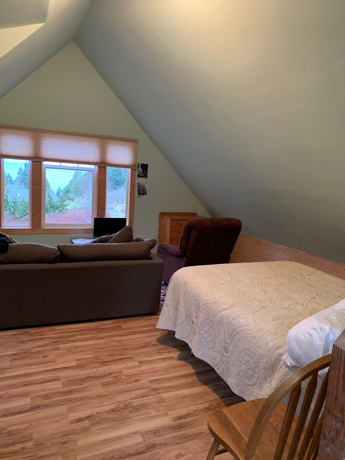 Krevat dopio "queen size" me pamje nga Victoria, British Columbia.