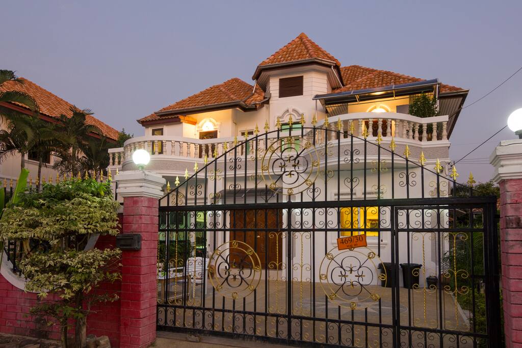 Luxurious villa with 6 bedrooms, 6 bathrooms, a private pool and a snooker. 豪华的别墅设有6间卧室,6间浴室,私人游泳池和斯诺克台球。