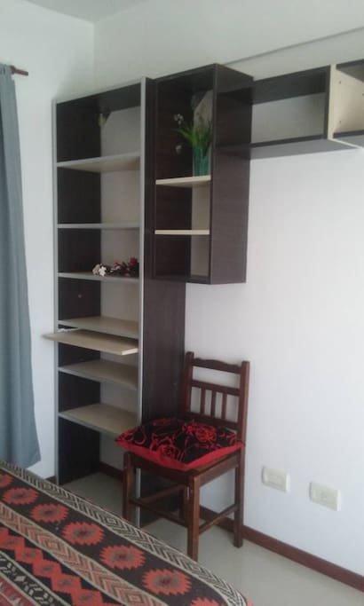 Biblioteca en dormitorio