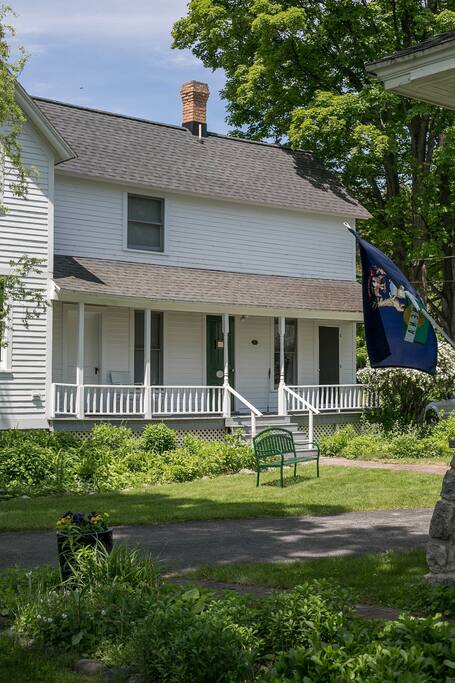 Cottage Suite in Dixie Cottage - entrance & porch