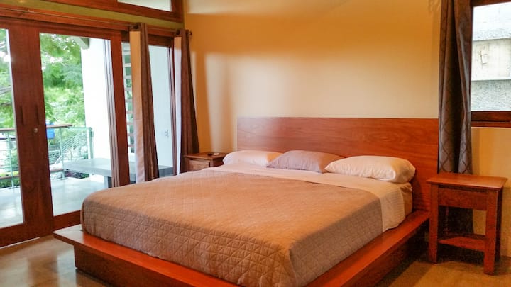 Cama tamaño king en el dormitorio principal