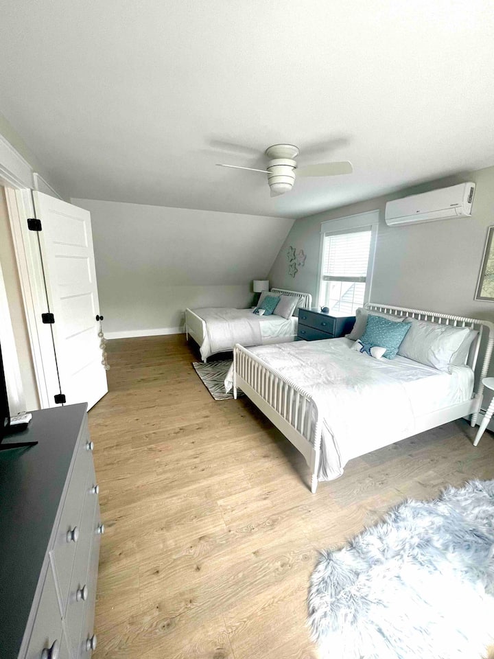 Საძინებელი 3 (ხედი 1) - 2 კომფორტული ორადგილიანი / სრული საწოლი 50"-იანი ტელევიზორით, კონდიციონერით და ჭერის ვენტილატორით.