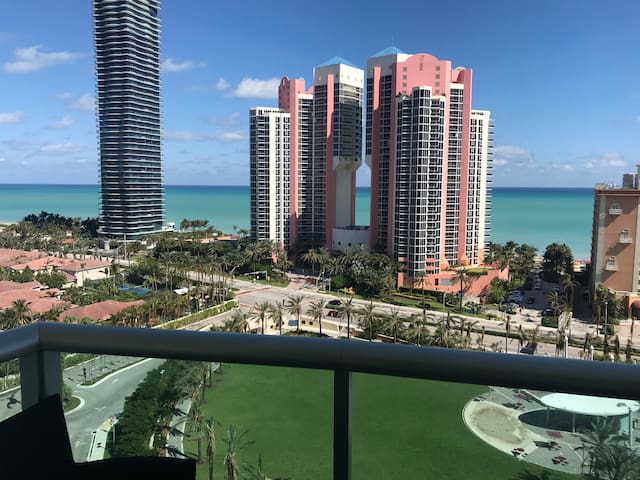 Ocean View Condo Sunny Isles Beach w/ Parking
