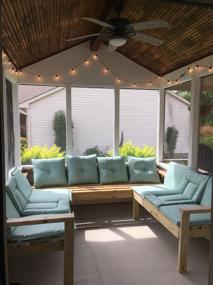 Honey-Stained Home of Avon - up to 10!