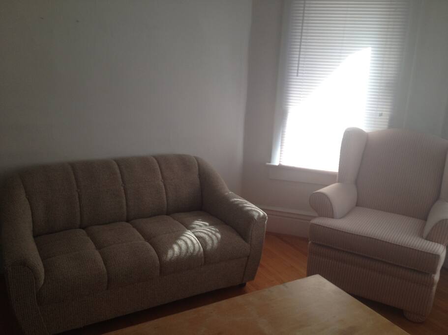 Cozy living room with nice bay window - lots of light!