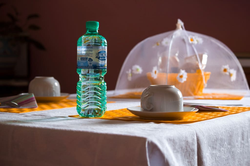 Il tavolo con la colazione.
per ogni notte di pernottamento forniamo una bottiglietta d'acqua per ospite.