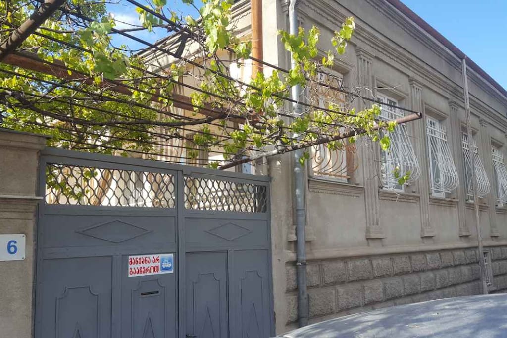 housefront (street side) - фасад дома с улицы