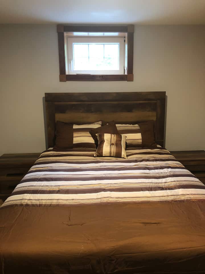 Er is een vierde slaapkamer in de kelder. Het biedt ruimte voor 2 personen en veel kledingopslag.