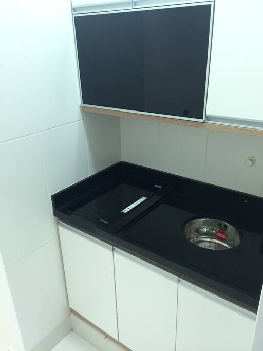 Cozinha com cooktop eletrico, com panelas especificas.